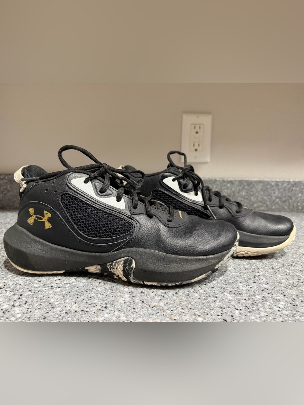 Under Armour Men’s Lockdown 6 Basketball Shoes size 7